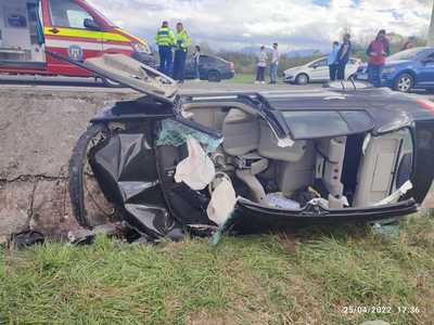 UPDATE - Accident rutier între localităţile Ucea şi Arpasu, pe DN 1, între două autoturisme / Două persoane rămase încarcerate au murit
