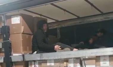 Arad: 15 migranţi, prinşi de Poliţia de Frontieră când încercau să treacă ilegal graniţa, pe jos sau ascunşi într-un TIR