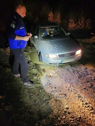 Bacău: Turişti rătăciţi cu maşina pe un drum forestier, recuperaţi de jandarmii montani