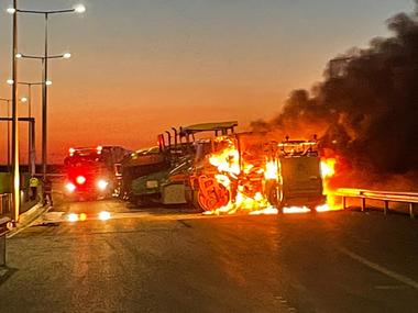 UPDATE - Patru utilaje pentru finisarea asfaltului, aflate pe şantierul Drumului Expres Craiova – Piteşti, distruse într-un incendiu / Cauza incendiului - FOTO / VIDEO