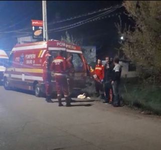 UPDATE - Echipaj SMURD, lovit de tren în judeţul Maramureş, la o trecere la nivel cu calea ferată / Autospeciala se deplasa la o pacientă în stop cardio-respirator, dar a fost găsită decedată / Medicul şi doi paramedici, la spital - FOTO/ VIDEO