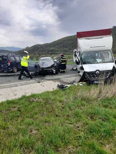 Hunedoara: Trei persoane, printre care şi un copil, rănite într-un accident rutier