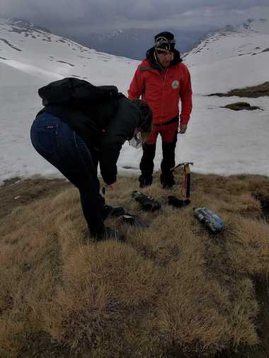 Prahova: O turistă care a urcat pe munte în ghete de stradă a rămas fără talpă, mergând în ciorapi prin zăpadă