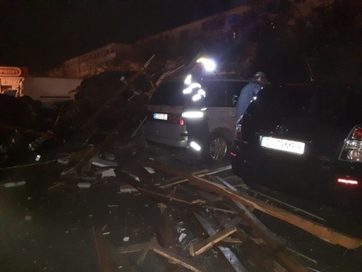 Vijelie la Craiova  21 de maşini au fost avariate de acoperişurile a trei blocuri care au fost smulse de vânt 