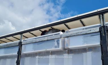 Arad: 31 de migranţi, prinşi la Nădlac când încercau să treacă ilegal în Ungaria, ascunşi într-un camion cu frigidere