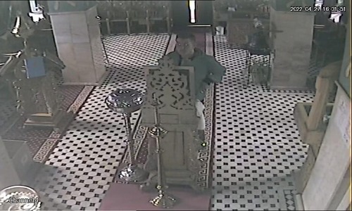 Un bărbat a fost filmat în capela Spitalului de Boli Infecţioase din Timişoara în timp ce fura din geanta unei femei, apoi şi-a făcut cruce/ Poliţiştii încearcă să îl identifice - VIDEO