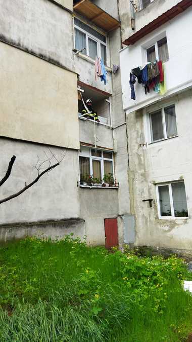 Argeş: 19 locatari ai unui bloc din Piteşti, evacuaţi în urma unei explozii. O persoană a fost rănită 