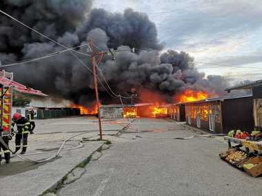 Incendiu de proporţii într-o piaţă de haine second hand din Braşov, cu degajări mari de fum / Pompierii cer locuitorilor din zonă să ţină ferestrele închise - FOTO / VIDEO