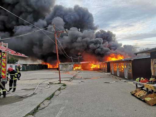 Incendiu de proporţii într-o piaţă de haine second hand din Braşov, cu degajări mari de fum / Pompierii cer locuitorilor din zonă să ţină ferestrele închise - FOTO / VIDEO