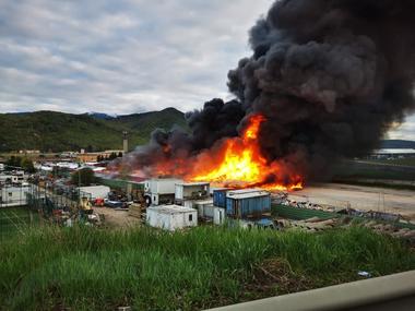 UPDATE - Incendiul izbucnit într-o piaţă de haine second hand din Braşov, stins după aproximativ şapte ore/ Spaţiul nu avea autorizaţie de securitate la incendiu