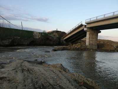 Vrancea: Pod peste râul Putna, prăbuşit / Podul era în lucru, iar incidentul a survenit în urma ploilor din ultima perioadă / Verificări demarate de oficialii Consiliului Judeţean 