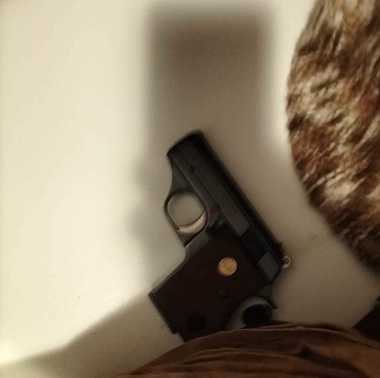 Argeş: Bărbatul filmat în timp ce trage cu un pistol în parcarea unui local, ameninţă şi înjură a fost reţnut pentru 24 de ore