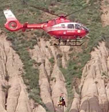 UPDATE - Alba: Pompierii şi salvamontiştii intervin pentru salvarea a două persoane care au căzut cu un ATV în zona Râpa Roşie/ Este vorba despre doi copii, fraţi, cu multiple traumatisme, transportaţi la spital/ Poliţia a deschis dosar penal - FOTO, VIDEO