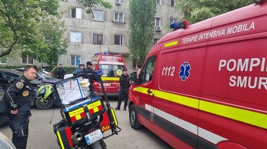 UPDATE - Timişoara: O femeie s-a aruncat de pe un bloc cu 10 etaje, împreună cu copiii ei, un băiat de 3 ani şi o fată de 6 ani  / Femeia urma să se recăsătorească cu tatăl copiilor - FOTO
