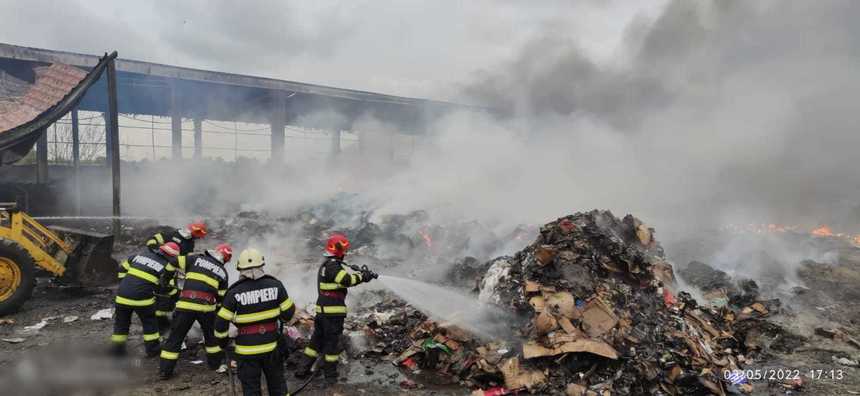 Incendiul de la depozitul de deşeuri din Techirghiol, stins după aproape şapte ore/ Au ars o mie de tone de deşeuri, pe o suprafaţă de 1.700 de metri pătraţi- Fumul de la incendiu nu s-a îndreptat spre zone locuite 
