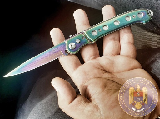 Dâmboviţa: Elev de liceu, prins cu un briceag asupra lui, în şcoală
