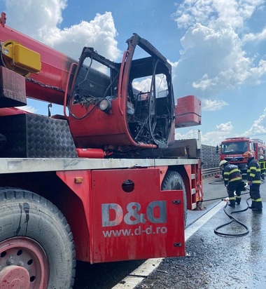 Arad: Un bărbat a decedat pe autostrada A1, fiind acroşat de un TIR, după ce a încercat să stingă focul izbucnit la o macara pe care o conducea - FOTO