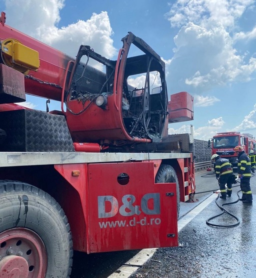 Arad: Un bărbat a decedat pe autostrada A1, fiind acroşat de un TIR, după ce a încercat să stingă focul izbucnit la o macara pe care o conducea - FOTO