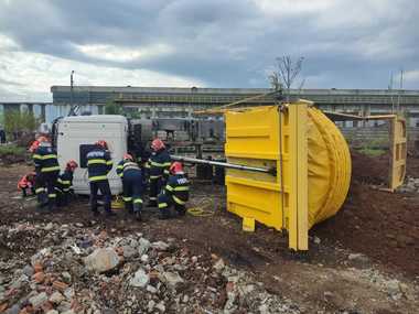 Dâmboviţa: Bărbat mort după ce un camion încărcat cu pământ s-a răsturnat peste el