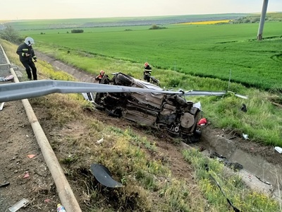 Constanţa: O maşină în care se aflau patru persoane, printre care şi doi copii, s-a răsturnat pe câmp de pe autostrada A2. Victimele au fost duse la spital - FOTO