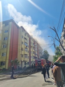 Incendiu la acoperişul unui bloc din Năvodari, pe o suprafaţă de 1.500 de metri pătraţi. 14 persoane au ieşit singure din imobil. Nu sunt răniţi - FOTO
