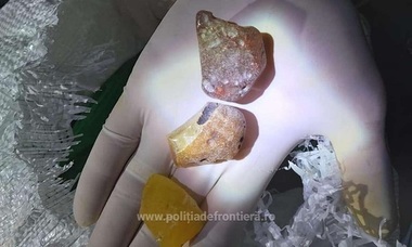 Buzău - Chihlimbar confiscat de la persoane care l-au introdus ilegal în ţară, expus la Muzeul Judeţean cu ocazia Nopţii Muzeelor