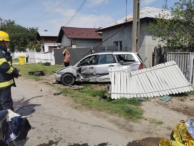 Pieton mort, după ce două autoturisme s-au ciocnit şi au ricoşat, pe un drum dintr-un sat din Prahova - FOTO
