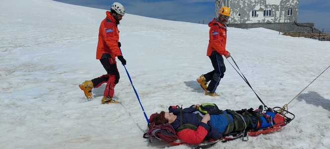 UPDATE - Intervenţii ale salvamontiştilor: O femeie de 72 de ani, care a suferit un traumatism de genunchi, în zona Sfinx-ului / Două tinere neechipate care au rămas blocate în zăpadă / Grup de 20 de turişti epuizaţi, pe platoul Bucegi