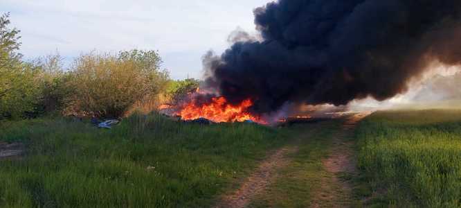 Incendiu cu degajare mare de fum, în Giurgiu. Au ars zeci de anvelope şi deşeuri plastice provenite din dezmembrări de maşini - VIDEO / FOTO