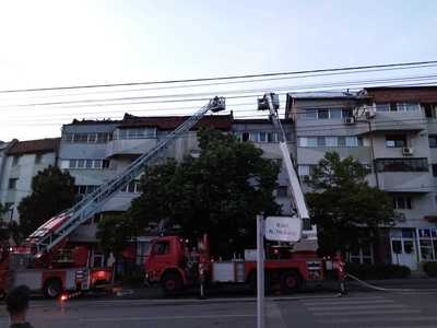 Incendiu puternic la acoperişul unui bloc din Slatina. A fost afectată o suprafaţă de 300 de metri pătraţi. 16 persoane au fost evacuate - VIDEO