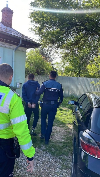 Dolj: Şoferi fără permis, prinşi de către poliţiştii care i-au urmărit în trafic. În unul dintre cazuri, autoturismul a fost blocat de o altă autospecială a Poliţiei 

