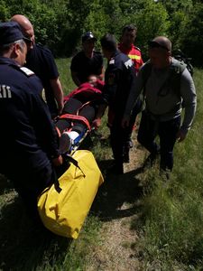 Tulcea: Femeie accidentată în Munţii Măcinului, coborâtă de pompieri pe targă până la ambulanţă
