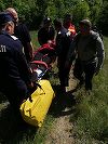 Tulcea: Femeie accidentată în Munţii Măcinului, coborâtă de pompieri pe targă până la ambulanţă
