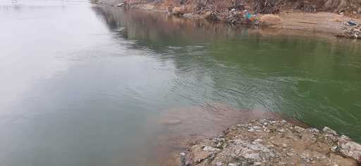 Bacău: Bărbatul ai cărui copii au fost găsiţi morţi într-un lac de acumulare, după ce a ameninţat că se sinucide împreună cu ei, nu a fost găsit după ore de căutări