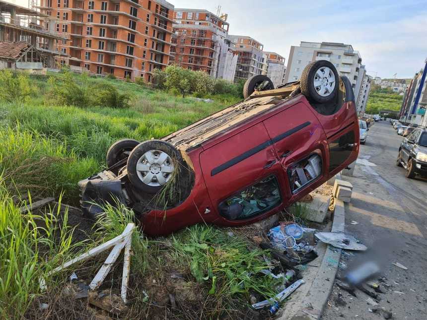 Cluj: Un tânăr care conducea fără permis, băut şi sub influenţa drogurilor a provocat un accident pe DN 1/ Una dintre maşini s-a răsturnat