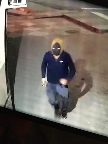 Timiş: Patru tineri, reţinuţi pentru delapidare/ Unul dintre ei a intrat mascat şi înarmat cu un cuţit într-o sală de jocuri, de unde a plecat cu mai mulţi bani, simulând un jaf