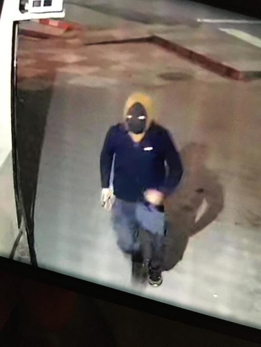 Timiş: Patru tineri, reţinuţi pentru delapidare/ Unul dintre ei a intrat mascat şi înarmat cu un cuţit într-o sală de jocuri, de unde a plecat cu mai mulţi bani, simulând un jaf