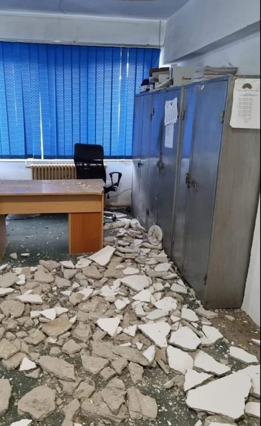 Tavanul unei secţii de poliţie din Pucioasa s-a prăbuşit/ Sindicat: Este România lucrului bine făcut - FOTO
