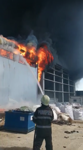 Cluj: Incendiu puternic la hala unei firme care produce cauciucuri, la Dej/ O parte din structură s-a prăbuşit/ Sunt degajări mari de fum, localnicii fiind avertizaţi prin mesaj Ro-Alert - VIDEO