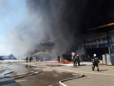 UPDATE - Incendiu cu degajări mari de fum la un depozit de instalaţii sanitare din Oradea - FOTO