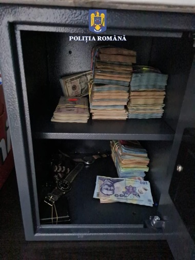Cinci persoane, reţinute după zeci de percheziţii are au avut loc în Bistriţa Năsăud şi în Bihor, într-un dosar de evaziune fiscală / Aproape 700 de telefoane, dispozitive electronice, autoturisme şi bani, indisponibilizate  