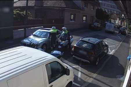 Cluj: Bărbat care a condus băut şi cu permisul anulat, imobilizat de poliţişti după ce nu a oprit la semnal, fiind urmărit în trafic/ În timpul urmăririi, el a lovit două autoturisme parcate - FOTO