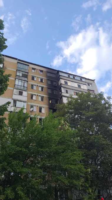 Incendiu într-un apartament dintr-un bloc cu zece etaje din Bacău/ Aproximativ 80 de persoane au fost evacuate sau au ieşit singure de locuinţe