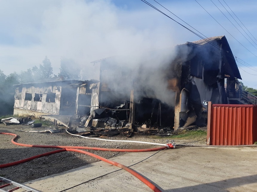 Botoşani: Incendiu puternic la un atelier de mobilă, o casă şi un magazin - FOTO
