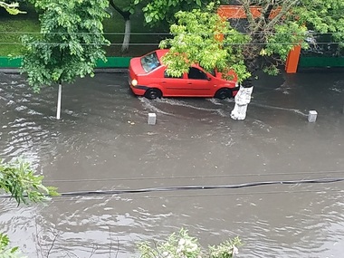 ISU Bucureşti Ilfov - 11 copaci căzuţi, 7 dintre ei pe autoturisme; maşini blocate din cauza apei de pe carosabil pe Bulevardul Tineretului, două dintre ele fiind scoase cu ajutorul pompierilor - FOTO