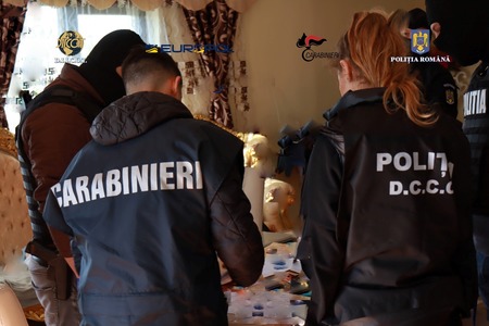Percheziţii în România, Italia şi Germania, într-un dosar în care 59 de români sunt suspectaţi că ar fi profitat de localnicii dintr-un oraş din Italia, săvârşind înşelăciuni, furturi şi tâlhării / 7 urmăriţi internaţional, reţinuţi  