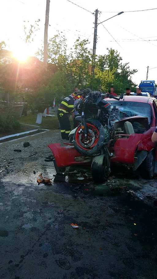 Accident cu patru răniţi, în judeţul Giurgiu. O motocicletă a rămas blocată în capota şi parbrizul unui autoturism