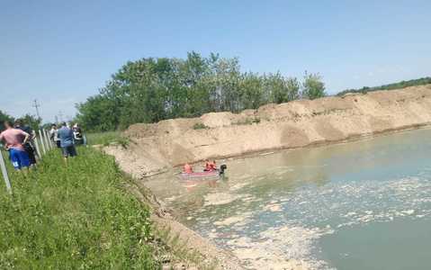 UPDATE - Vâlcea: Doi tineri, morţi după ce au căzut în apele unei bălţi excavate, cu adâncimea de patru metri