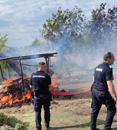 Galaţi: Incendiu observat de jandarmi, în apropierea locului unde se derulau manifestări cu prilejul zilei comunei Bălăbăneşti / Jandarmii au evacuat 15 persoane şi au salvat parte din bunuri 