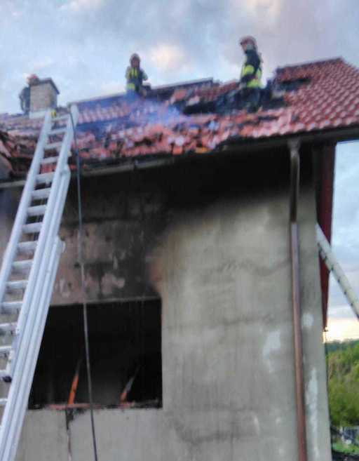 Bistriţa: Trei persoane, între care un copil de nouă luni, au ajuns la spital după ce un incendiu a cuprins o locuinţă